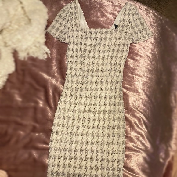 Houndstooth Cap-sleeve Dress - Picture 3 of 3